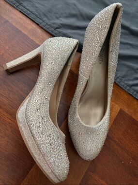 Silver Slipper-Women's Champagne Crystal-Embellished Pumps Size 8